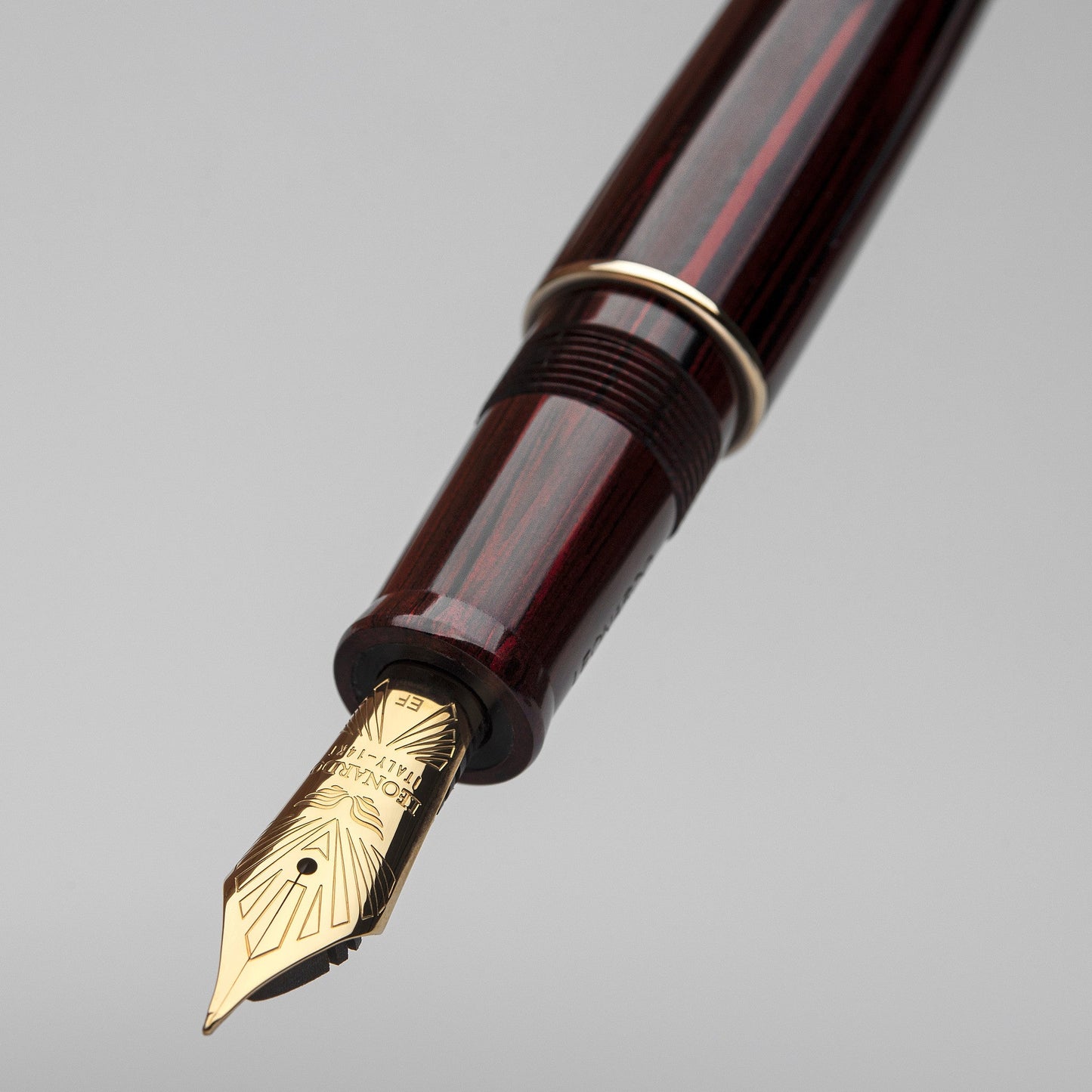 Leonardo Momento Zero Grande Masterpiece Ebonite Fountain Pen - Rosewood (14K Nib)