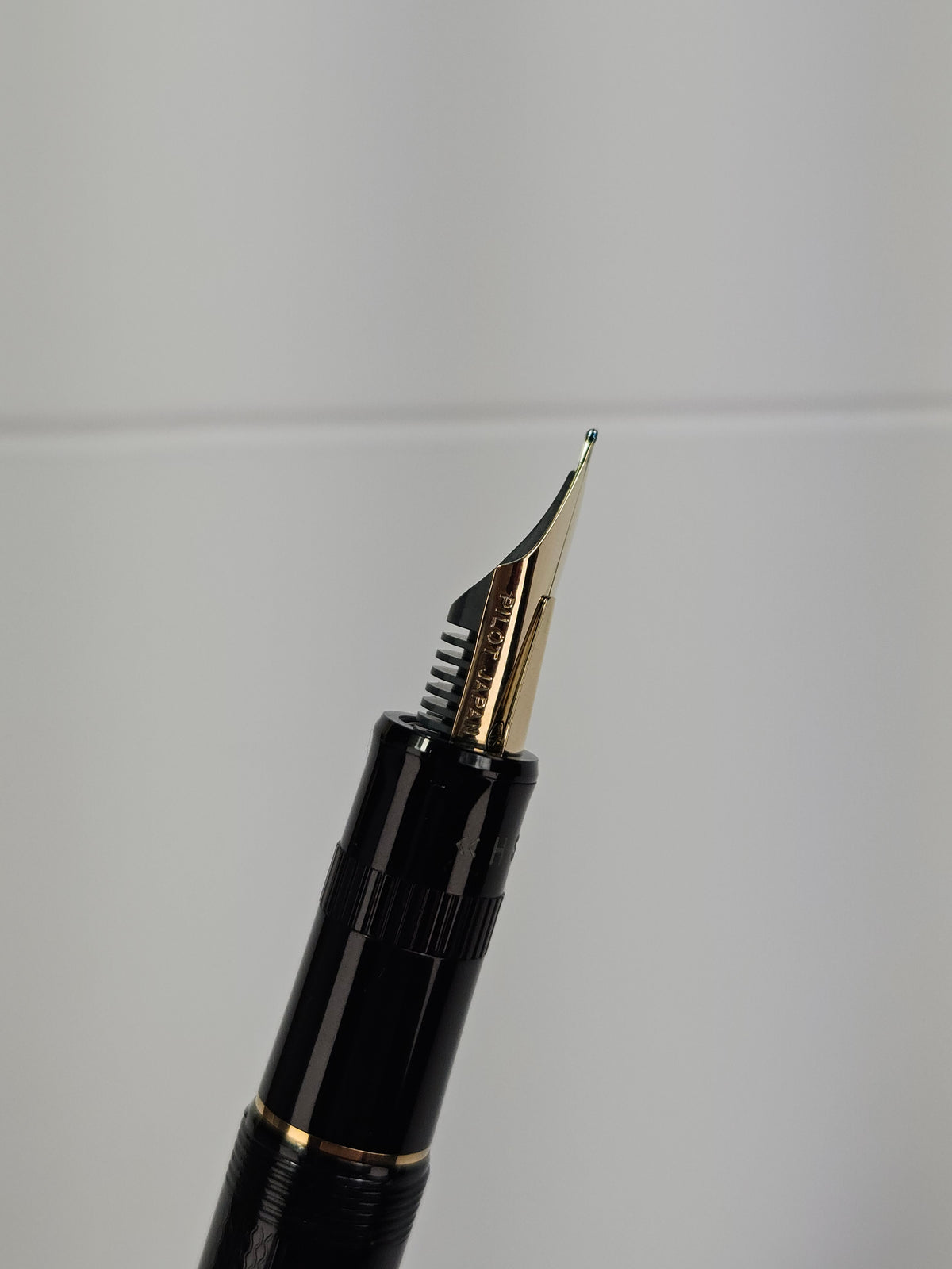 Pre-Owned Pilot Justus Fountain Pen - Black with Gold Trim - 14K Medium Nib (SAC)