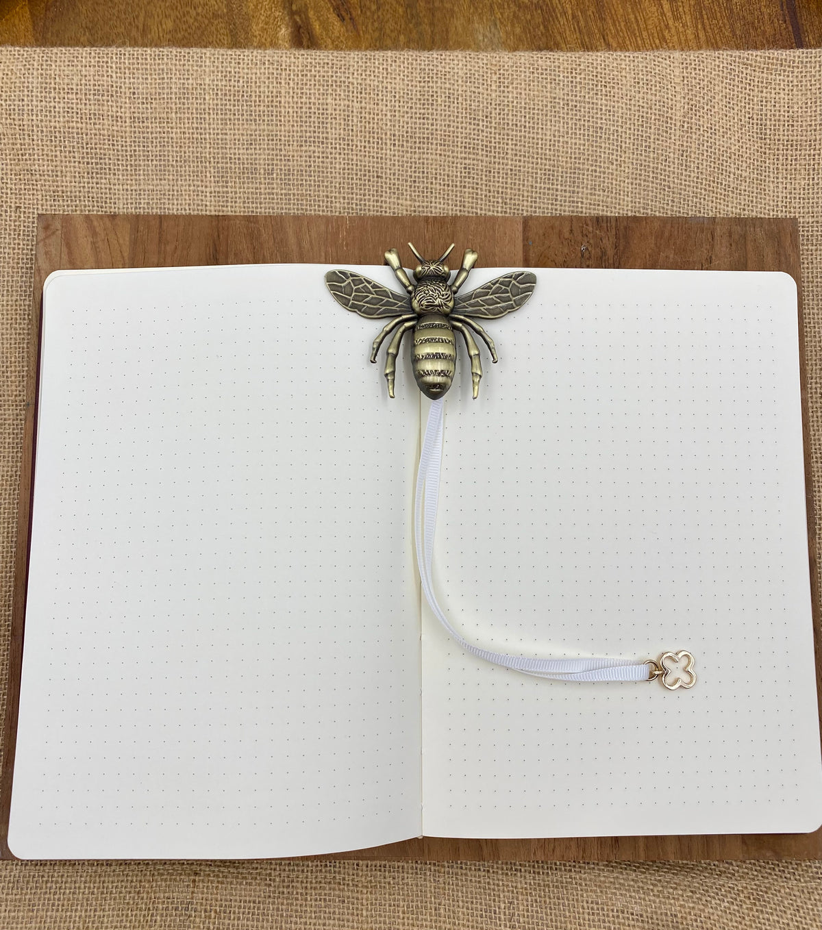 Esterbrook Bee 蜂 ブックホルダー ペーパーホルダー Esterbrook Bee Page Holder – Esterbrook Pens